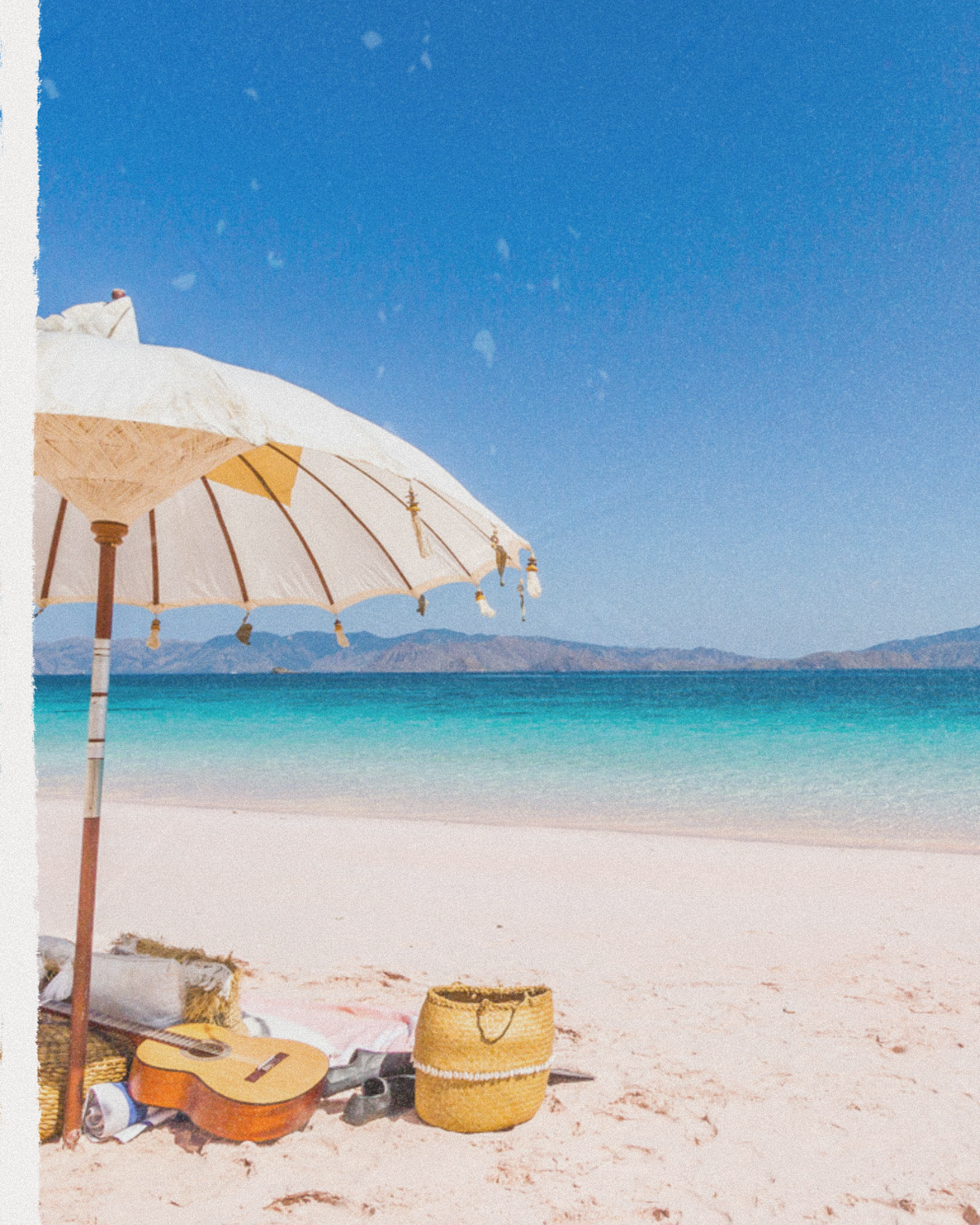 Parasol au bord de la plage pour illustrer la tranquillité quand on recourt aux services de Claire Wortham, consultante SEO le mans