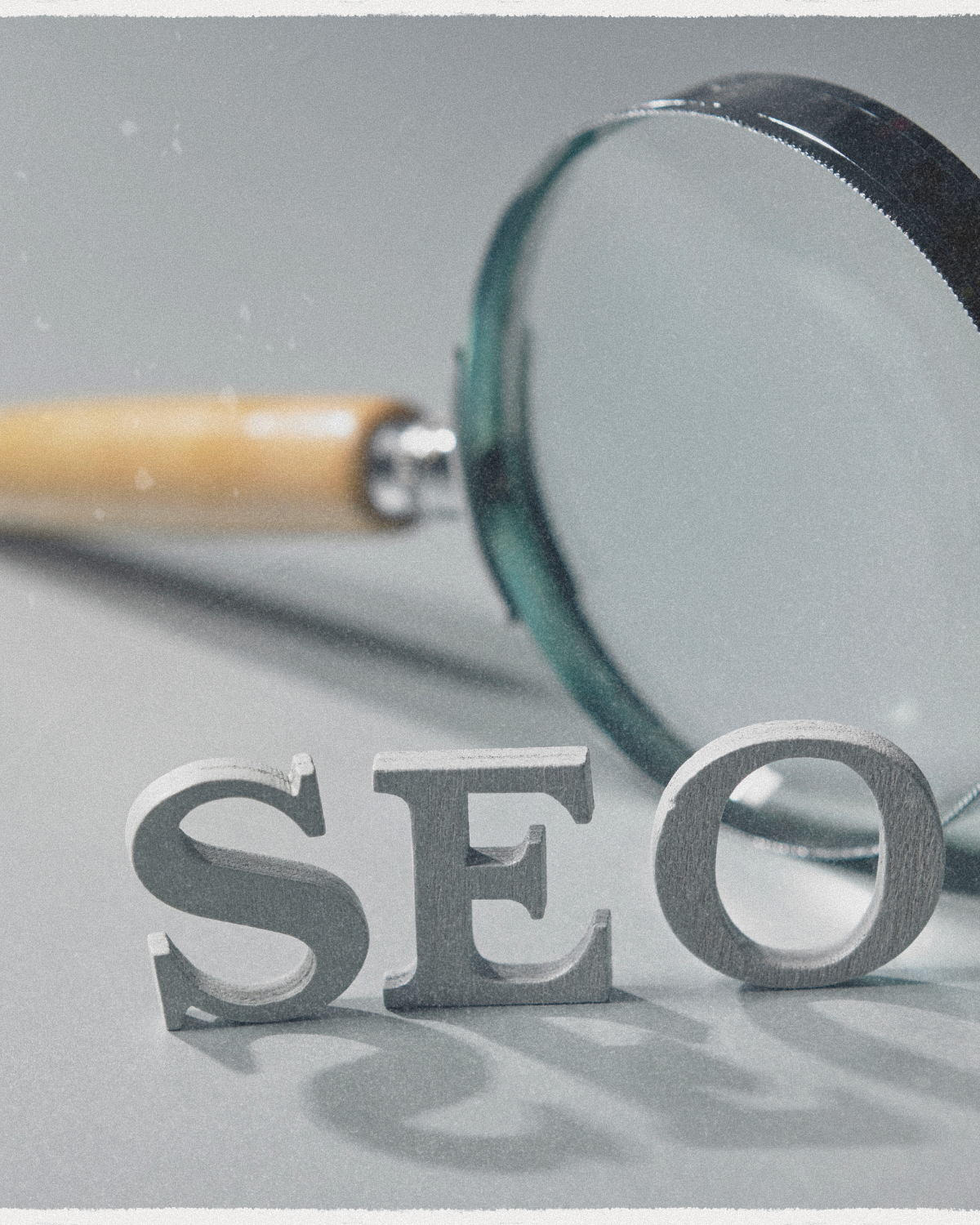 Lettres et loupe pour illustrer l' audit seo sur le mans de La Verve et la Plume