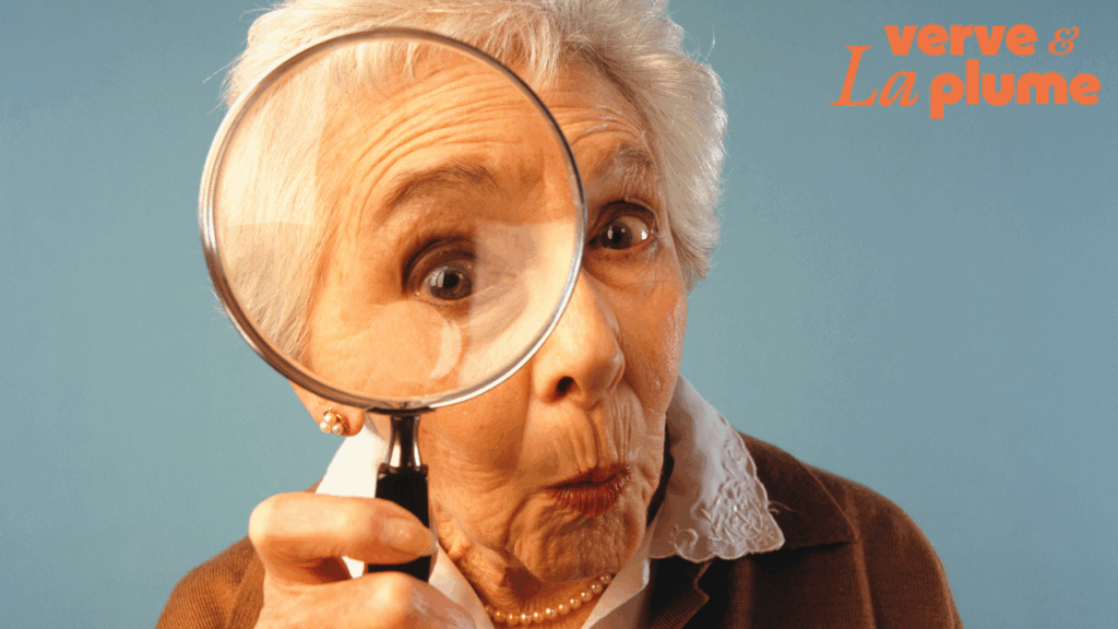 vieille dame regardant dans une loupe pour illustrer le placement des mots-clés dans un article de blog