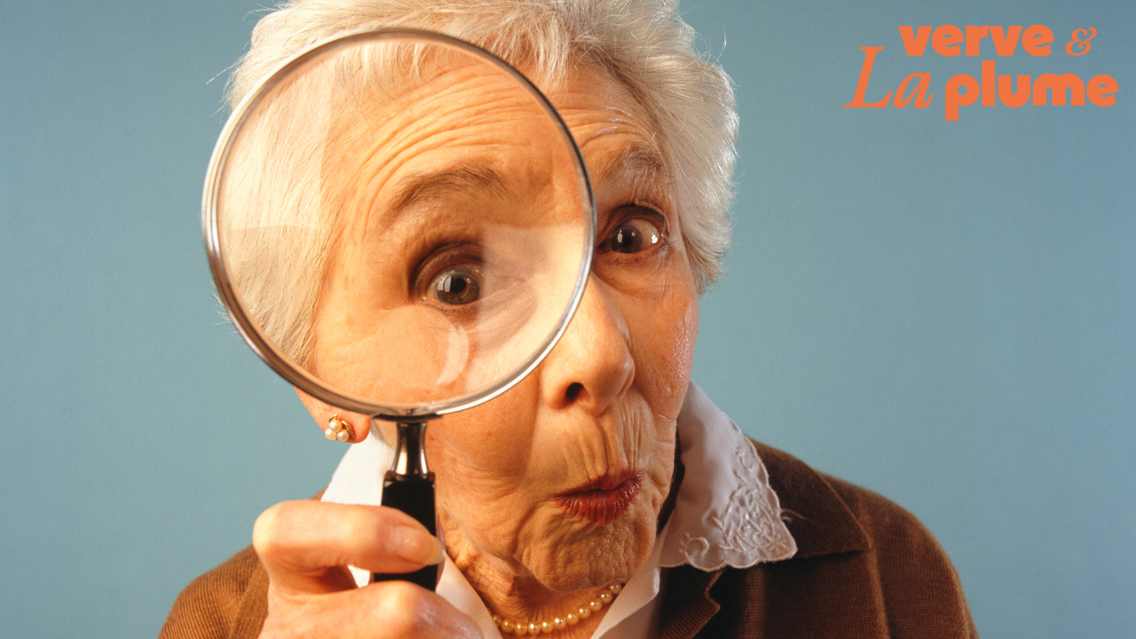 vieille dame regardant dans une loupe pour illustrer le placement des mots-clés dans un article de blog