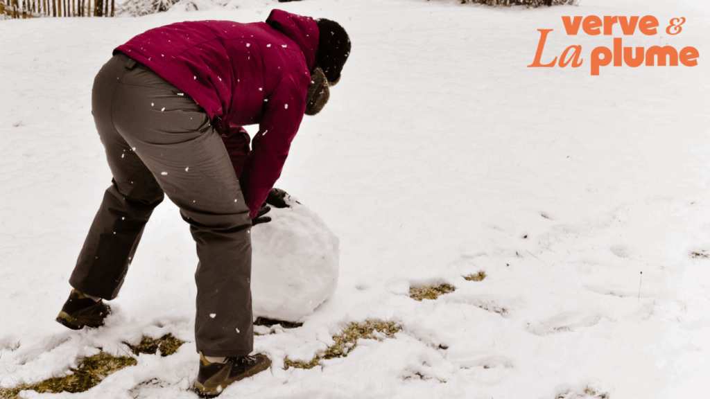 Personne poussant une boule de neige pour illustrer l'effet boule de neige du SEO.